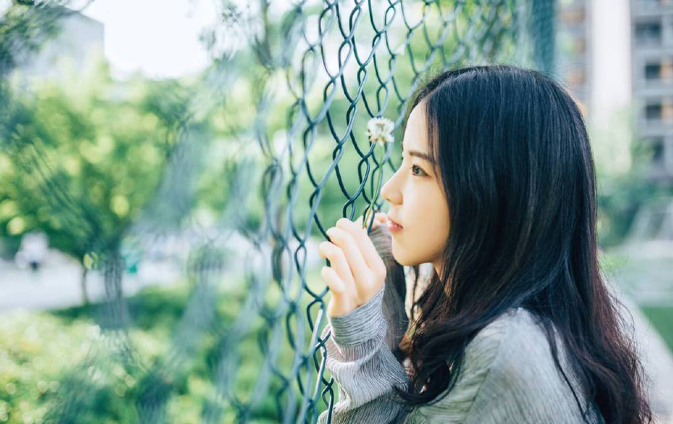 对弈的人已走,谁还在意推敲红尘之外的一盘残棋?